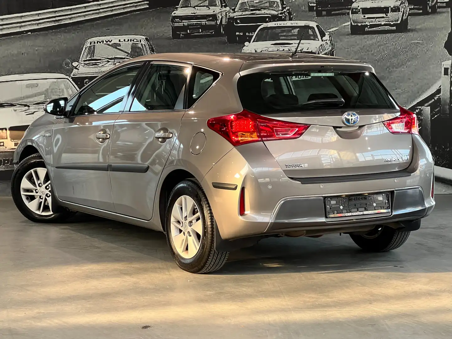 Toyota Auris 1.8 VVT-i Hybrid / Automaat / Incl. Winterset Grijs - 2