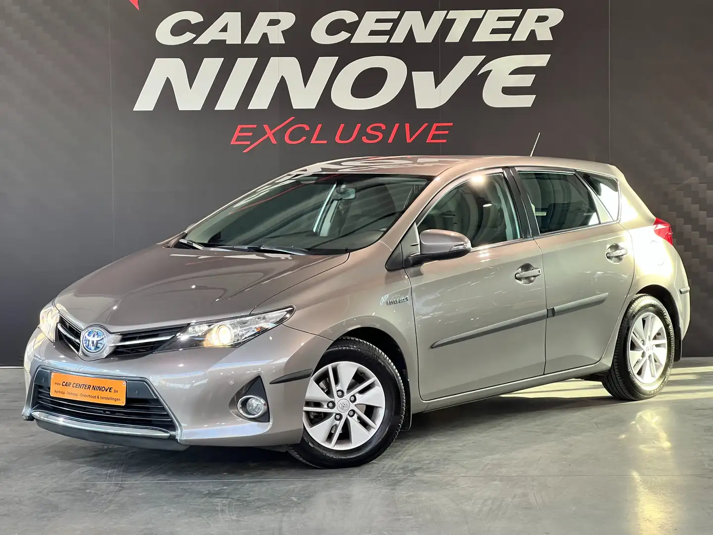 Toyota Auris 1.8 VVT-i Hybrid / Automaat / Incl. Winterset Grijs - 1