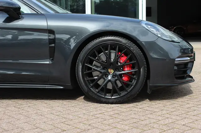 Porsche Panamera view 14
