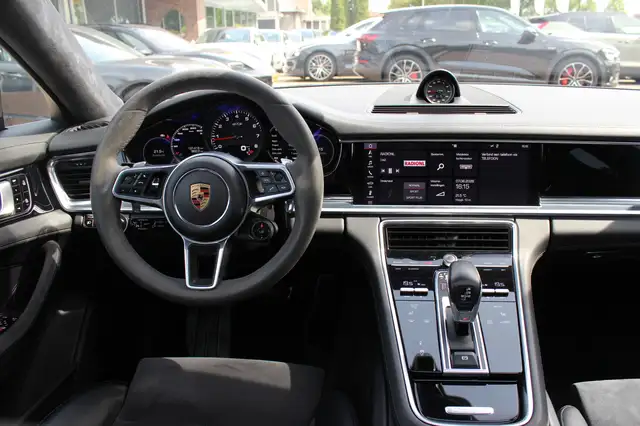 Porsche Panamera view 9