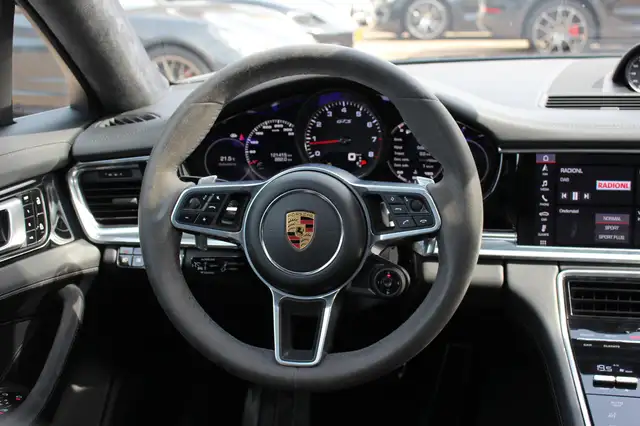 Porsche Panamera view 17