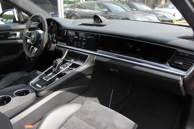 Porsche Panamera view 13