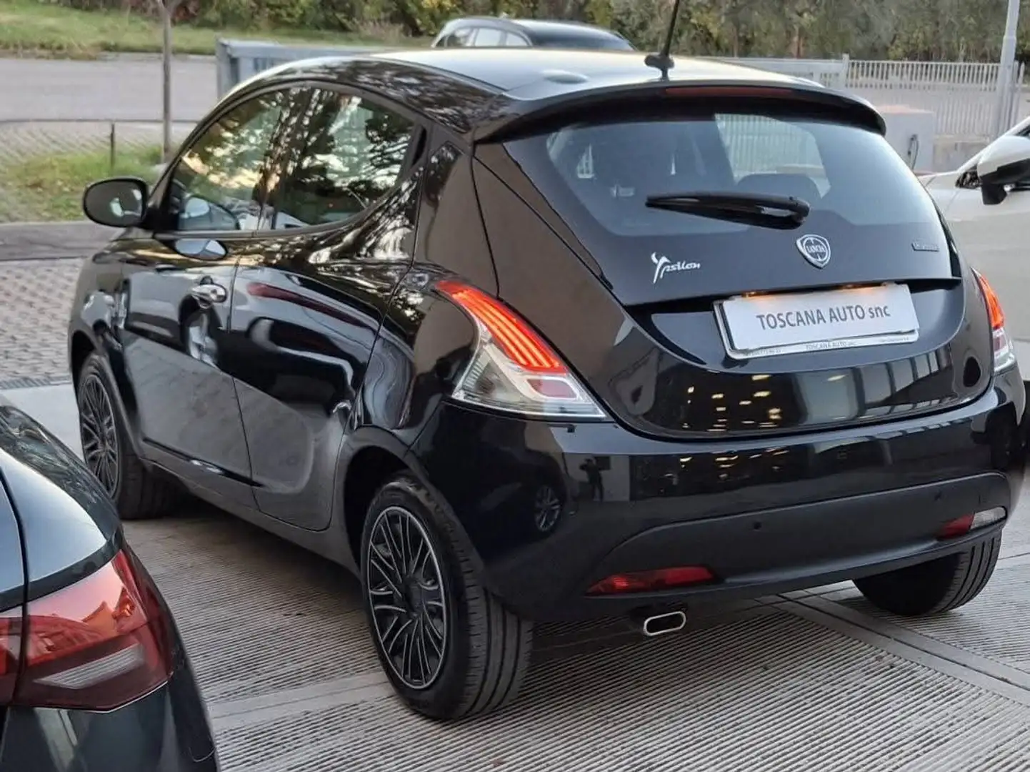 Lancia Ypsilon Ypsilon III 2023 1.0 firefly hybrid Gold Plus s Nero - 2