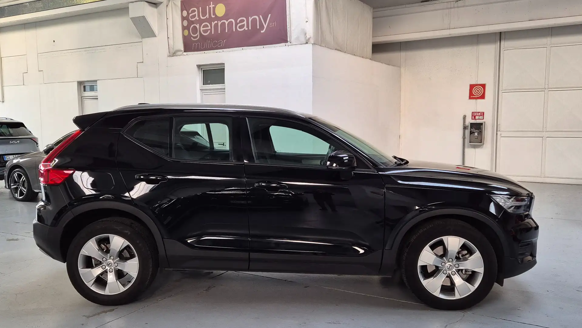 Volvo XC40 2.0 b4 Momentum awd auto "PREZZO REALE" Zwart - 1