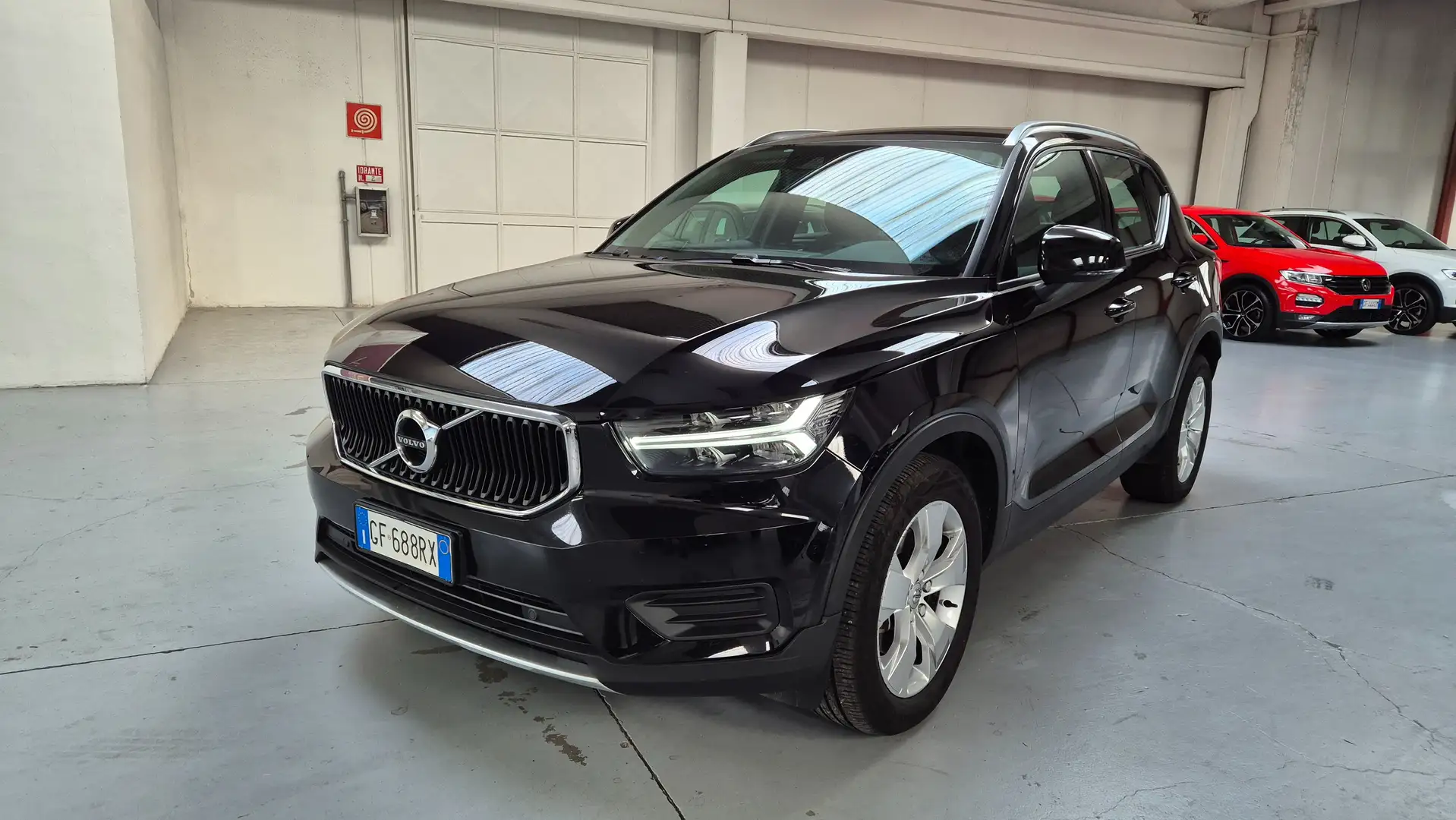 Volvo XC40 2.0 b4 Momentum awd auto "PREZZO REALE" Zwart - 2