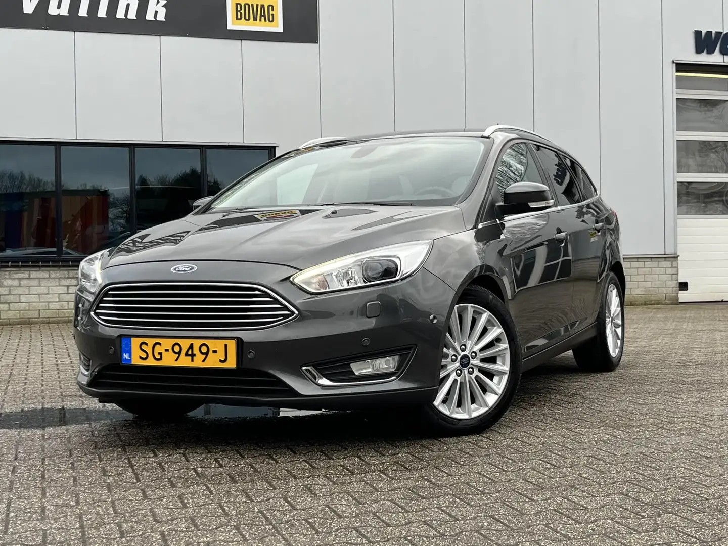 Ford Focus Wagon 1.5 150PK Titanium HANDEL-EXPORT Grijs - 2