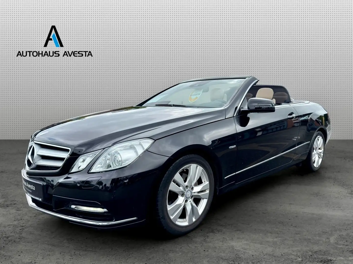 Mercedes-Benz E 200 CGI CABRIO /1.HAND / NUR 69.tKM /GARANTIE Schwarz - 1