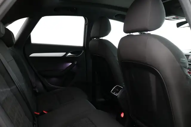 Audi Q3 view 15
