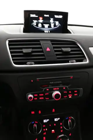 Audi Q3 view 14