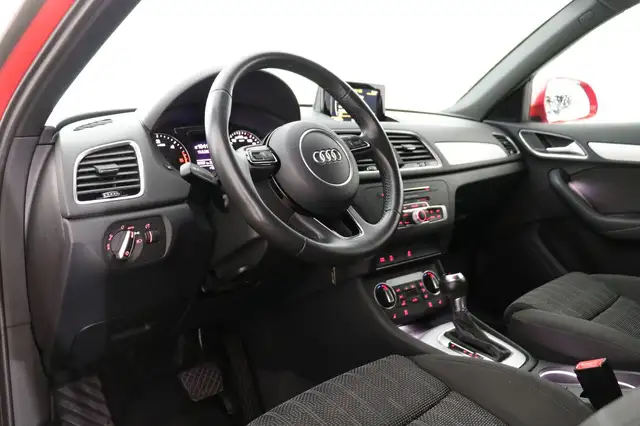Audi Q3 view 11