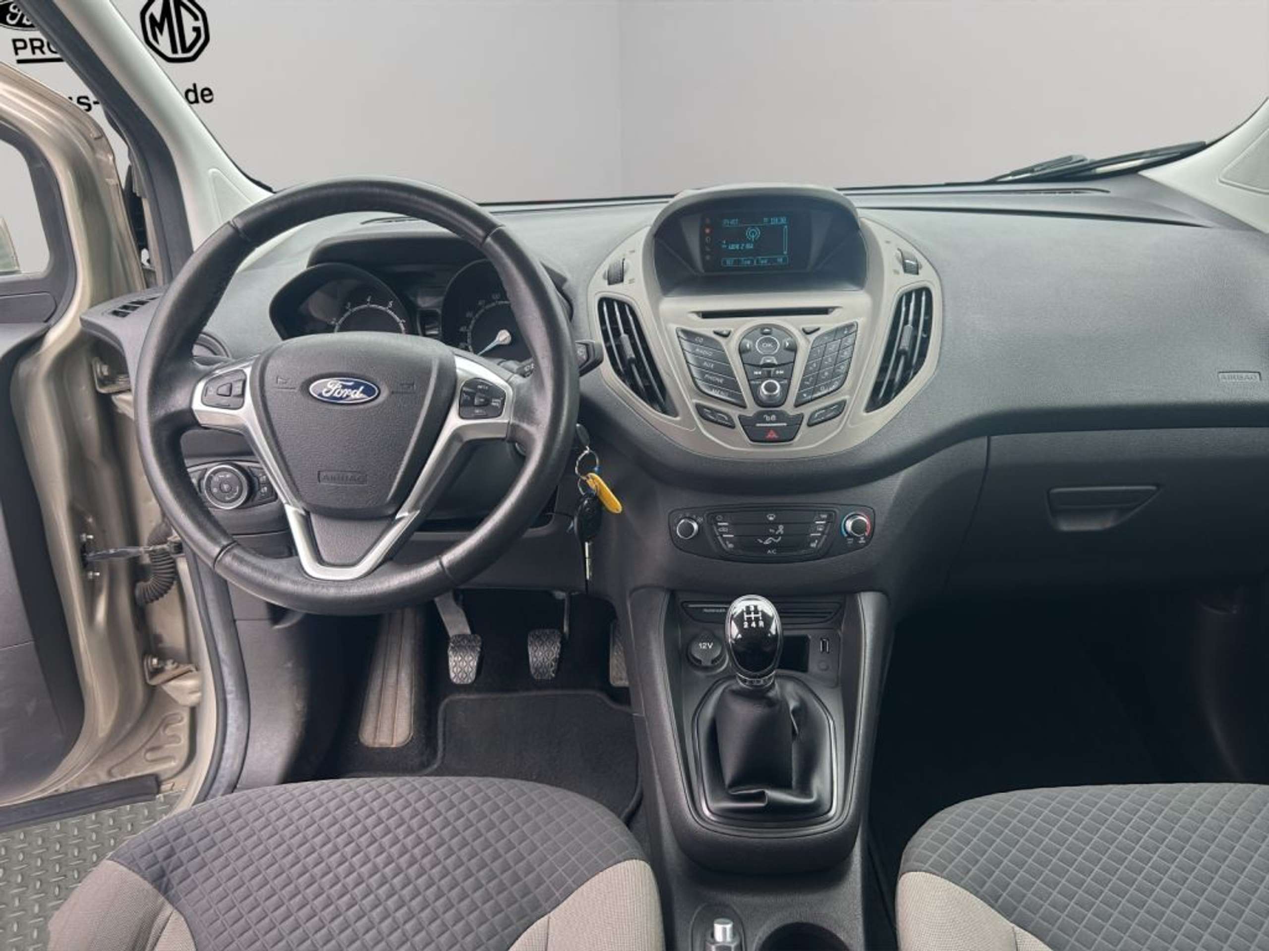 Fahrzeugabbildung Ford Tourneo Courier Trend EcoBoos 1.0 *SYNC *SHZ - mit KI generiert/bearbeitet