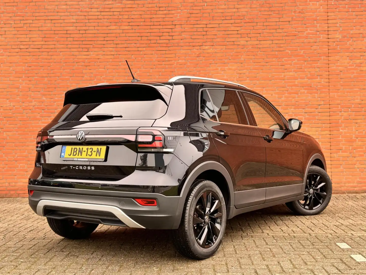 Volkswagen T-Cross 1.0 TSI Style Business R|CARPLAY|CAMERA Zwart - 2