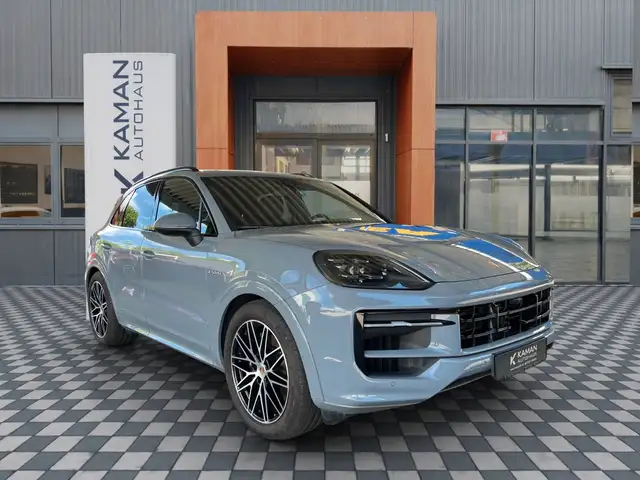Porsche Cayenne view 3