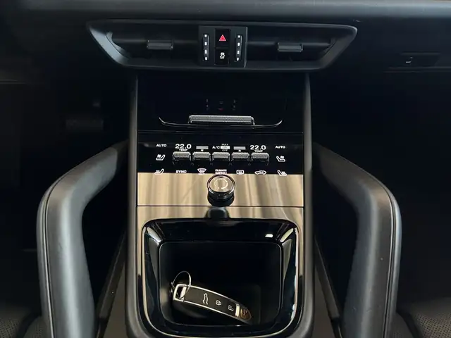 Porsche Cayenne view 8