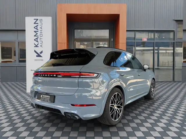 Porsche Cayenne view 2