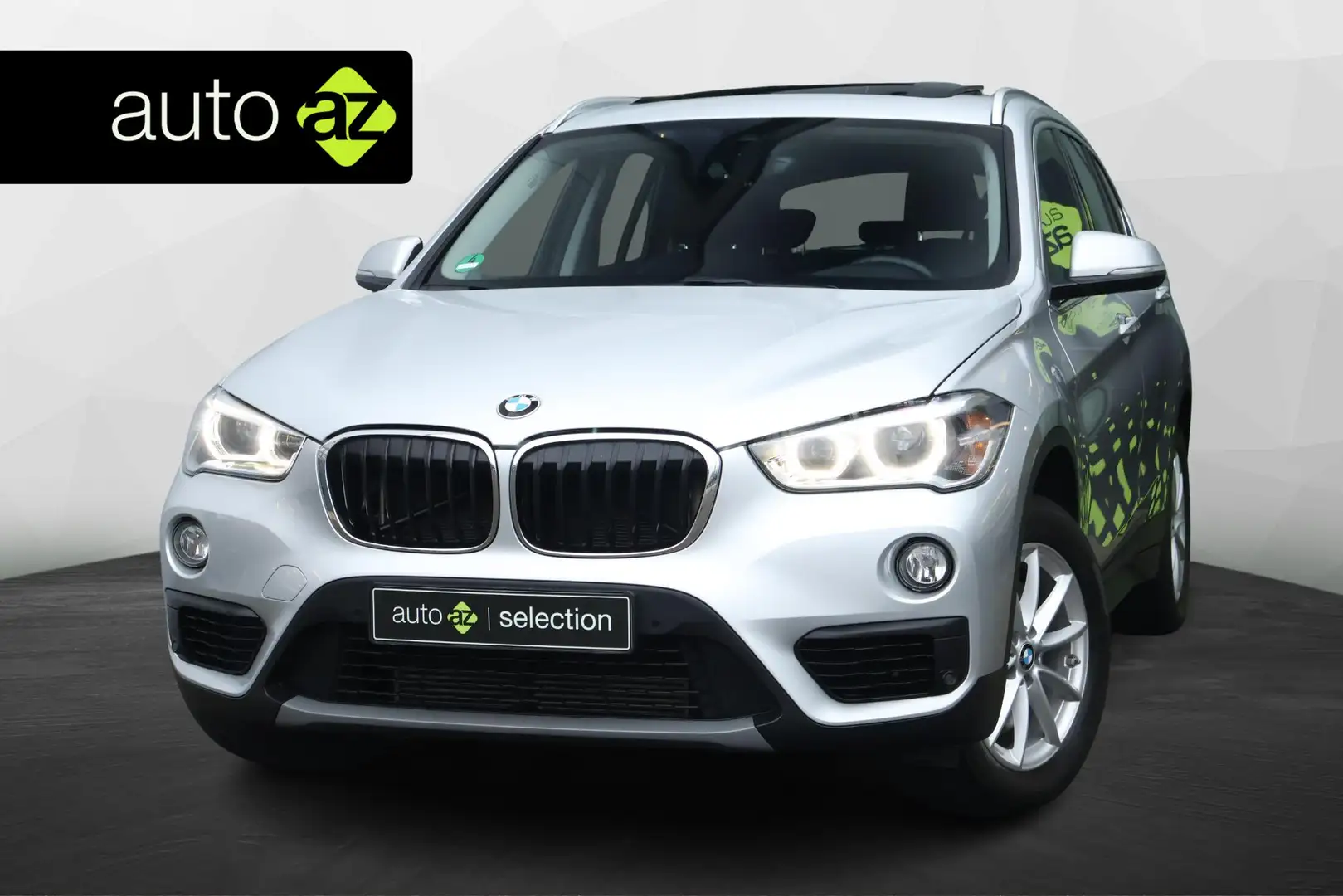 BMW X1 sDrive20i Executive Edition / Panorama / Trekhaak Grijs - 1