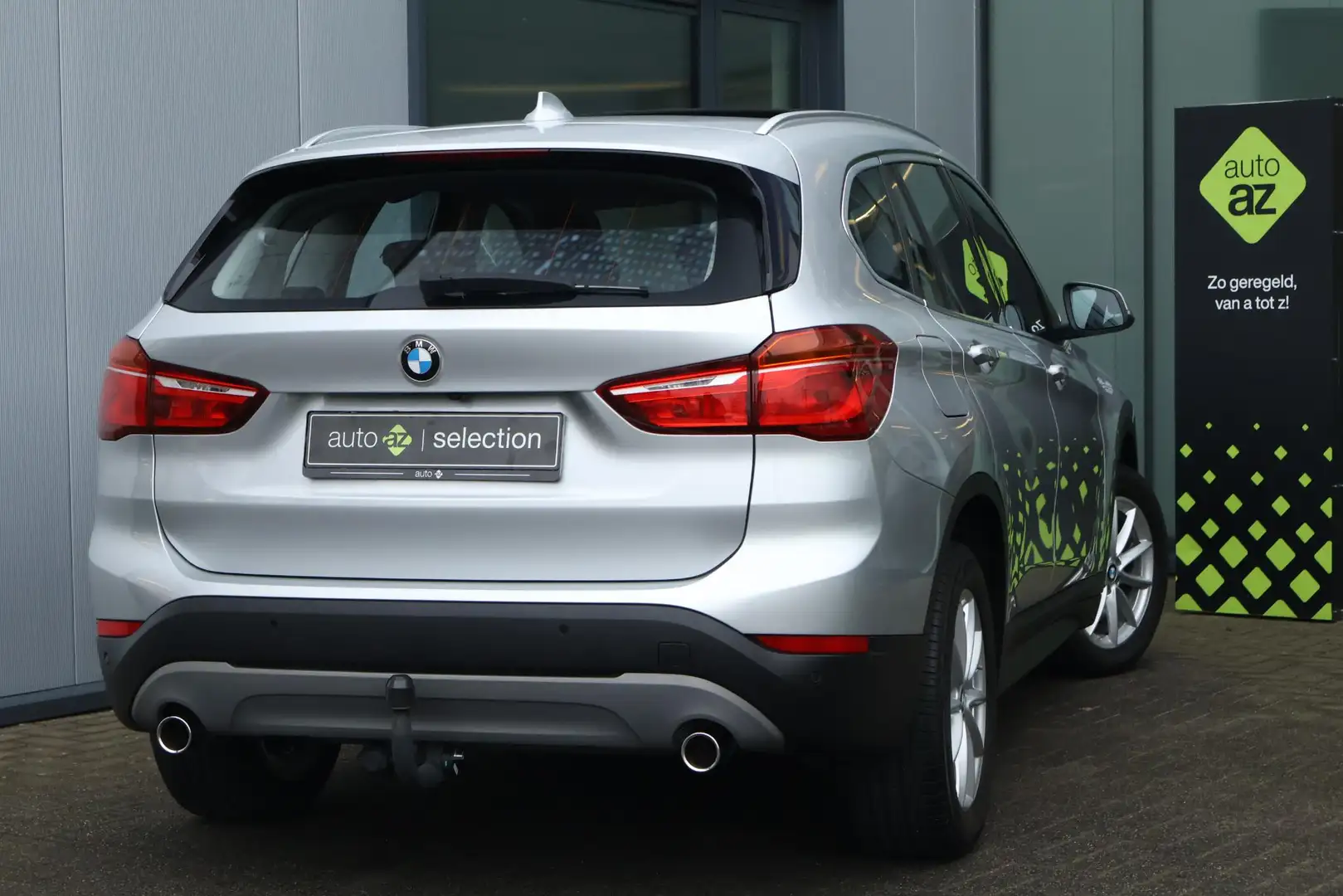 BMW X1 sDrive20i Executive Edition / Panorama / Trekhaak Grijs - 2