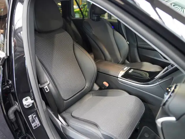 Mercedes-Benz C-Class view 10