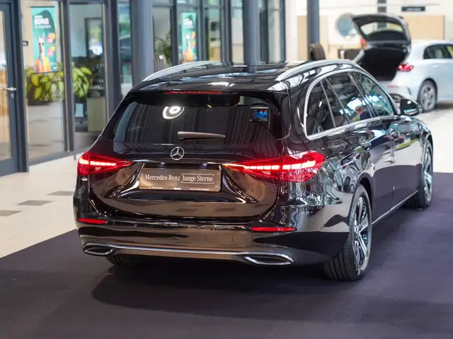 Mercedes-Benz C-Class view 3