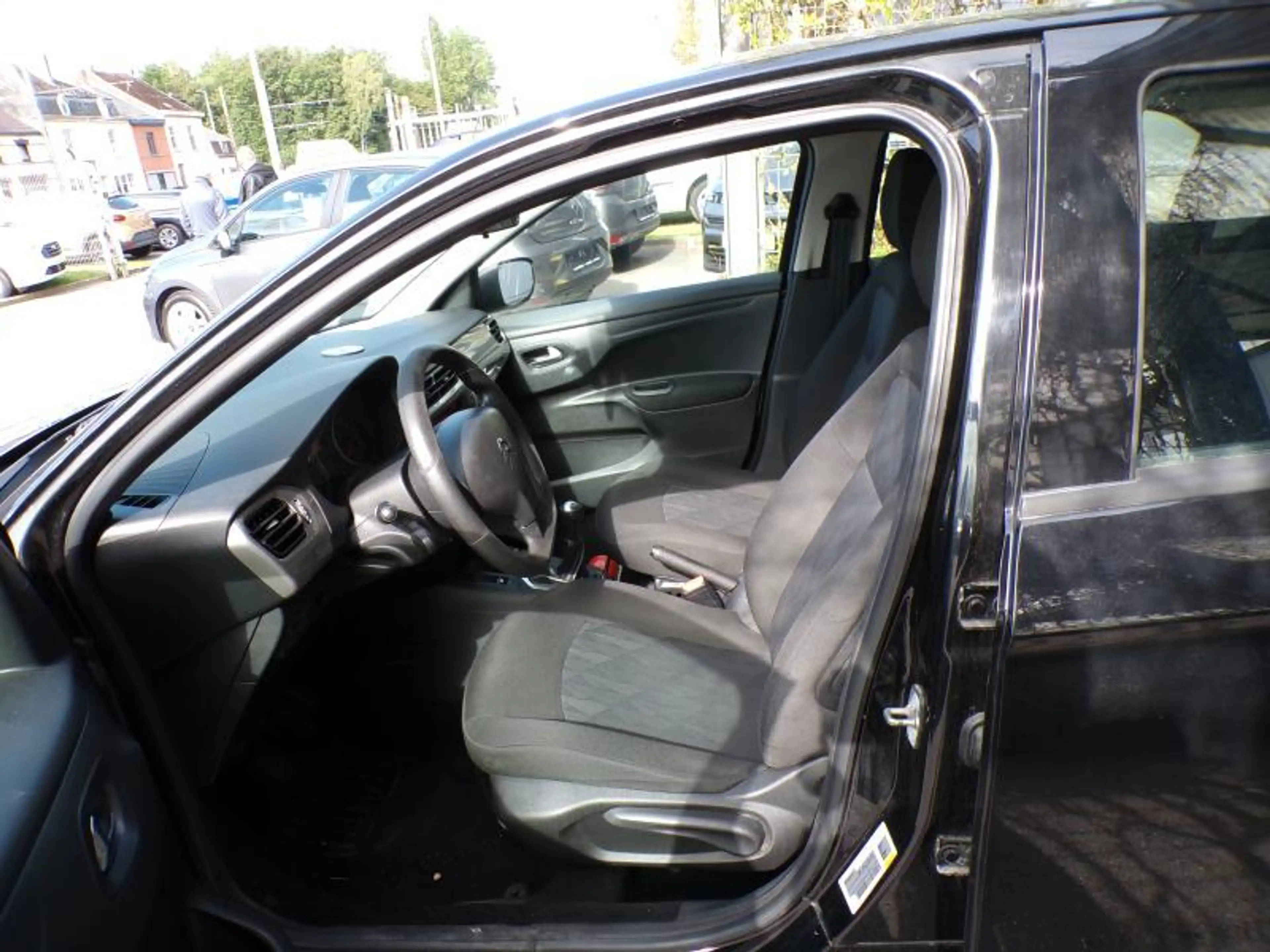 Citroen C-Elysée 1.6 99cv noir 07/17 Airco Bluetooth Capteurs — photo 6