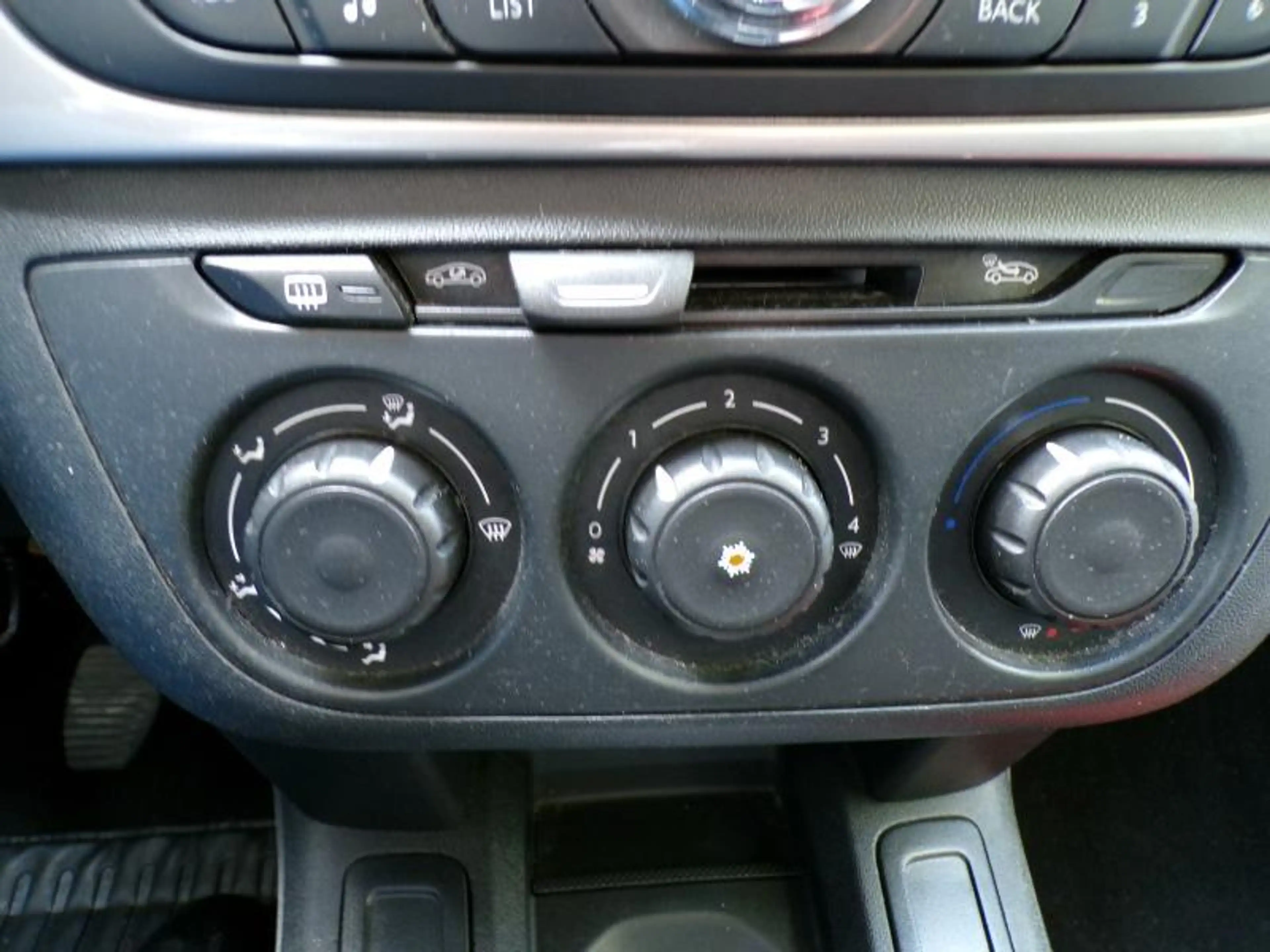 Citroen C-Elysée 1.6 99cv noir 07/17 Airco Bluetooth Capteurs — photo 11