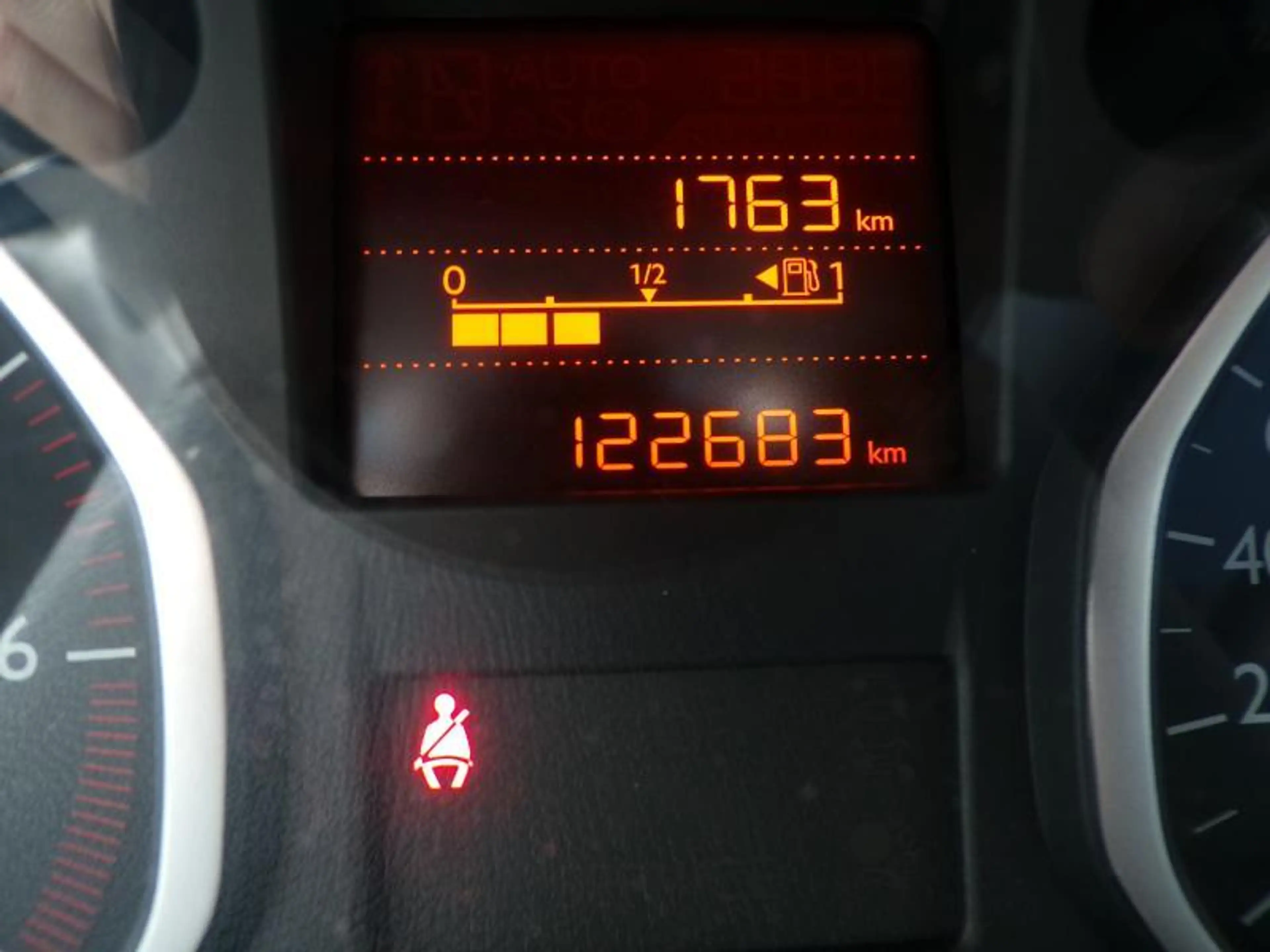 Citroen C-Elysée 1.6 99cv noir 07/17 Airco Bluetooth Capteurs — photo 12