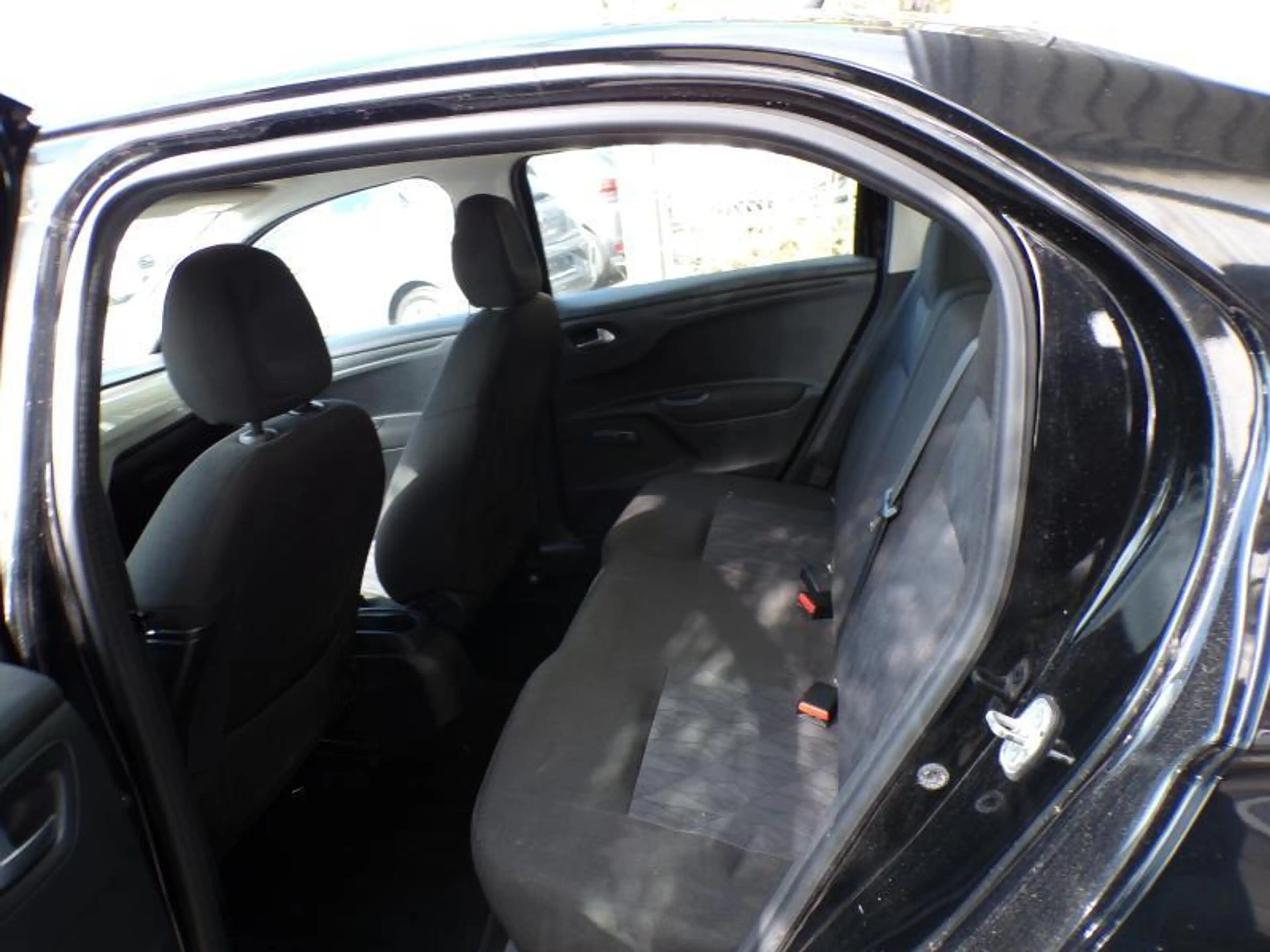 Citroen C-Elysée 1.6 99cv noir 07/17 Airco Bluetooth Capteurs — photo 7
