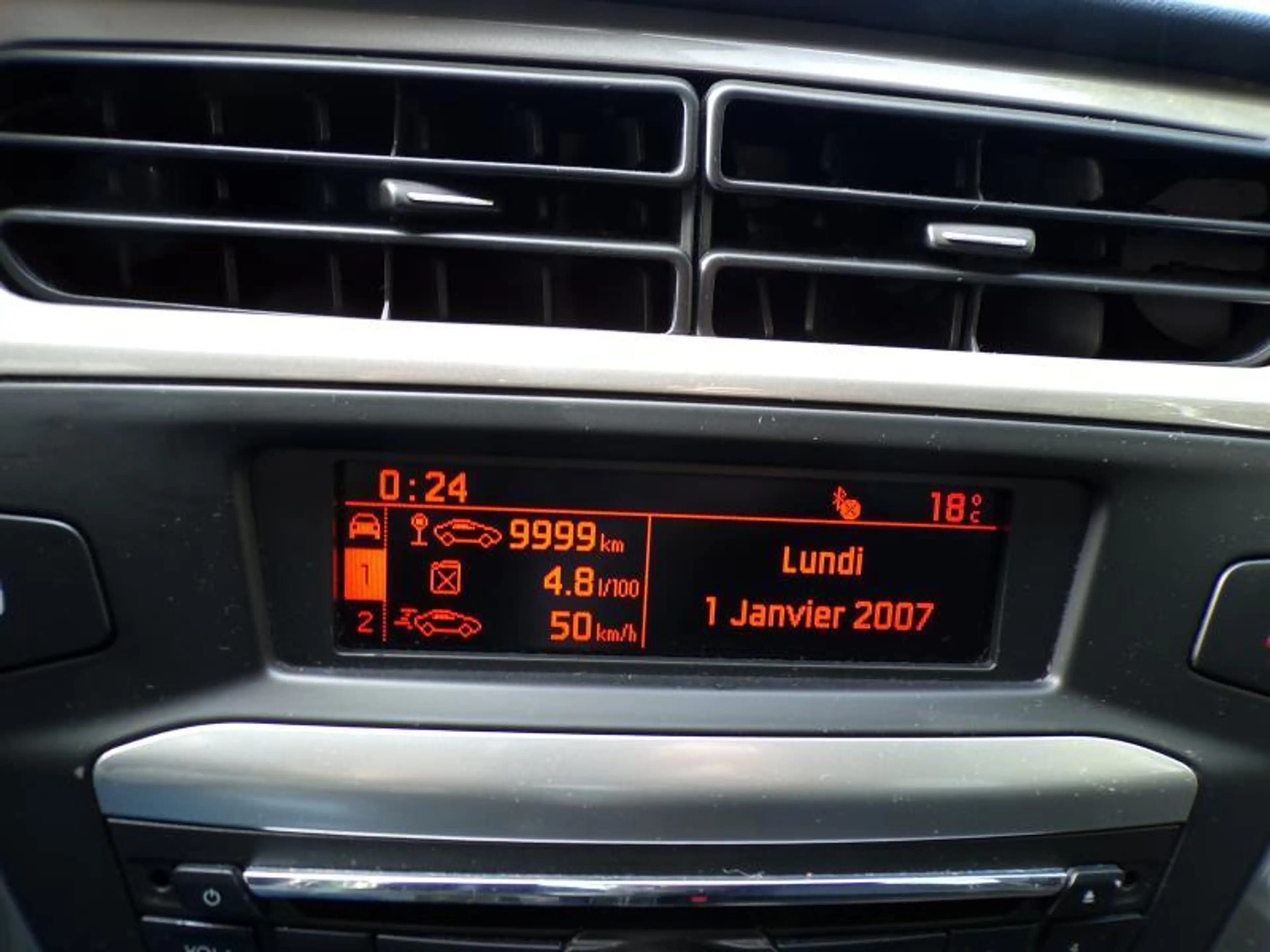 Citroen C-Elysée 1.6 99cv noir 07/17 Airco Bluetooth Capteurs — photo 9