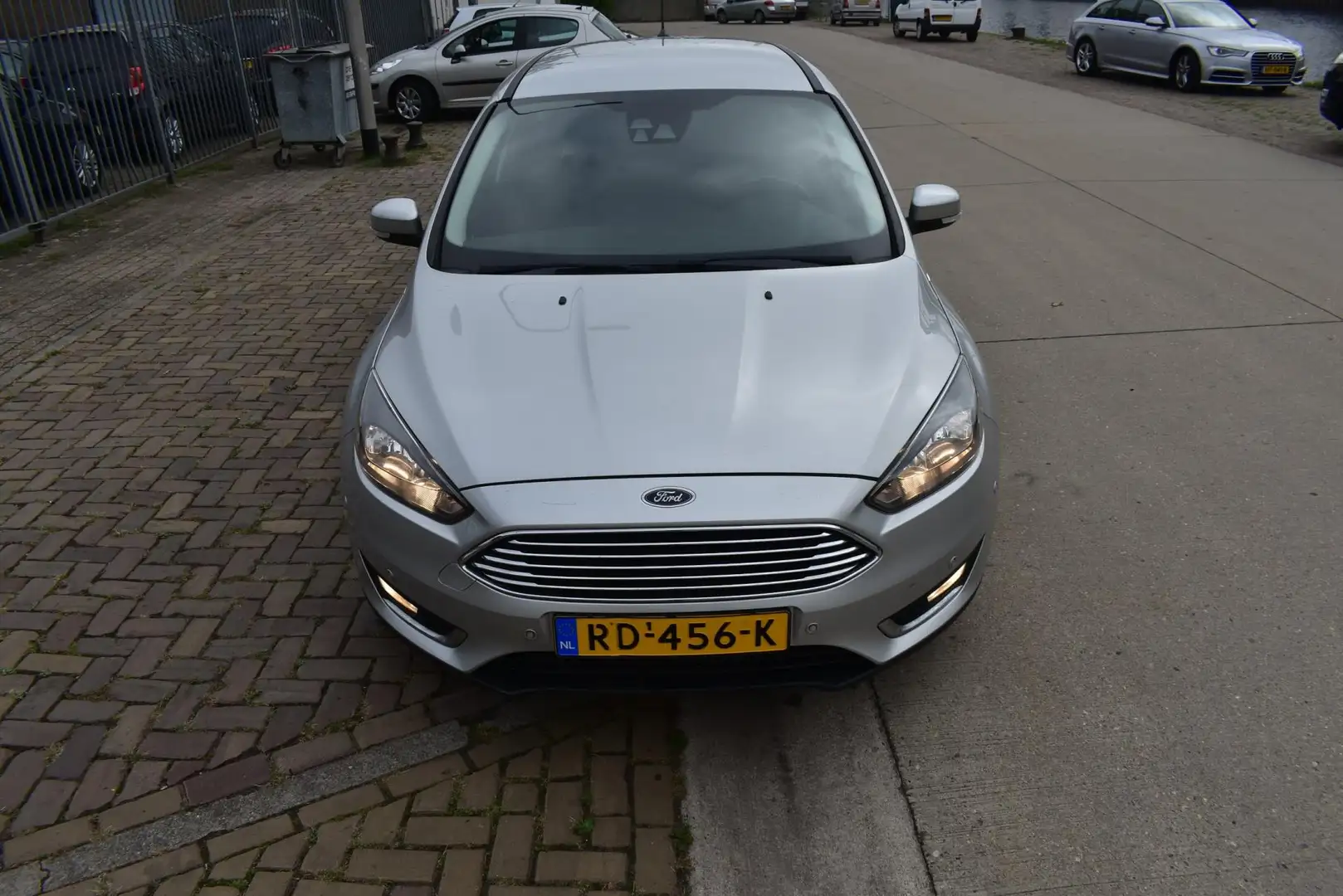 Ford Focus Wagon 1.0 Titanium Gris - 2