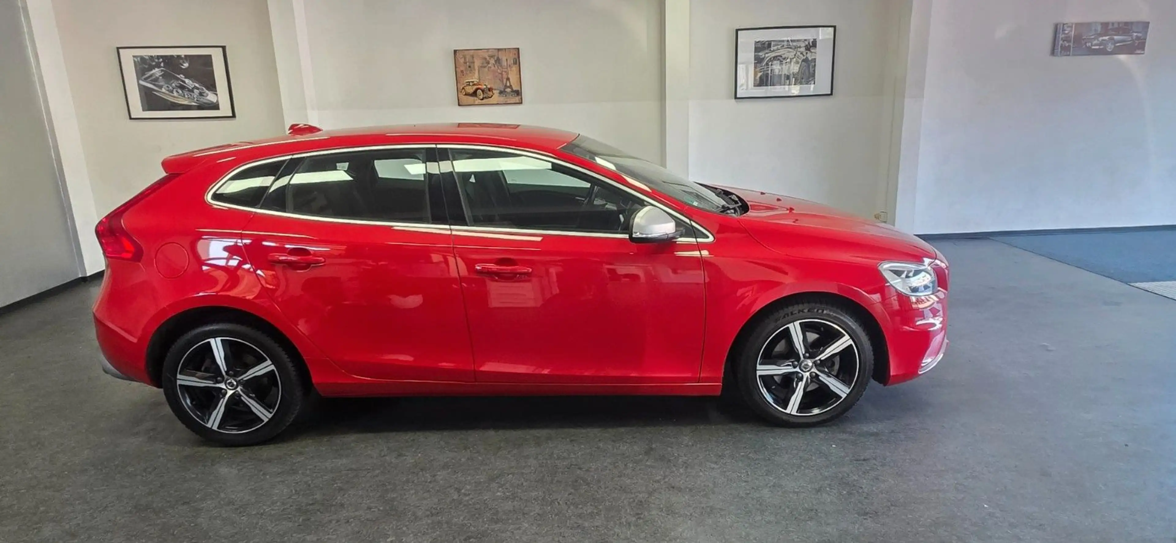 Volvo V40 T2 R Design PDC 80.000 km TÜV 07/2028