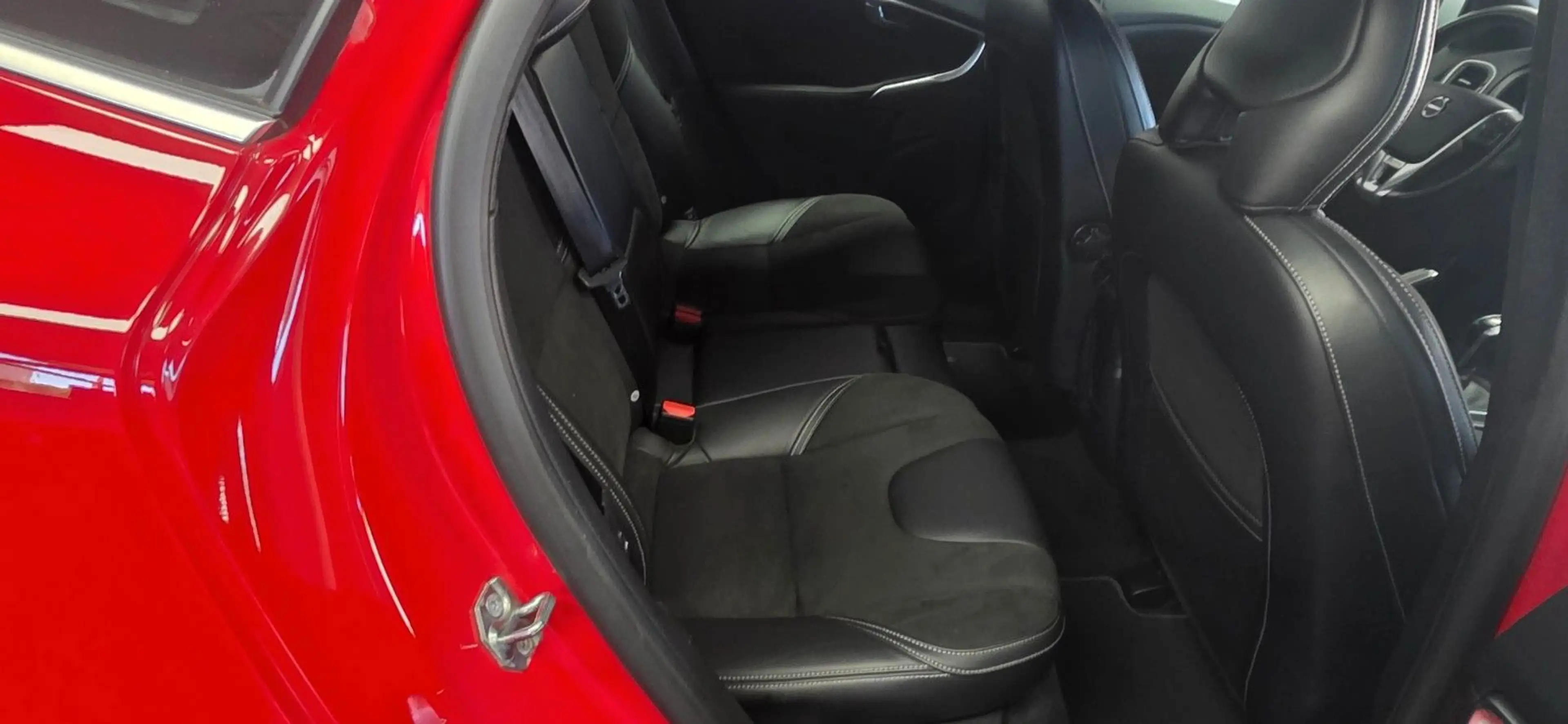 Volvo V40 T2 R Design PDC 80.000 km TÜV 07/2028 — photo 9