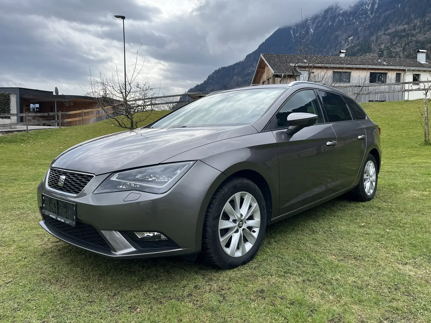 SEAT Leon Leon ST Executive 1,6 TDI CR 4Drive Executive Grau - 1