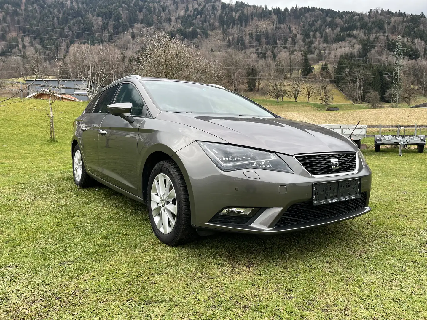 SEAT Leon Leon ST Executive 1,6 TDI CR 4Drive Executive Grau - 2