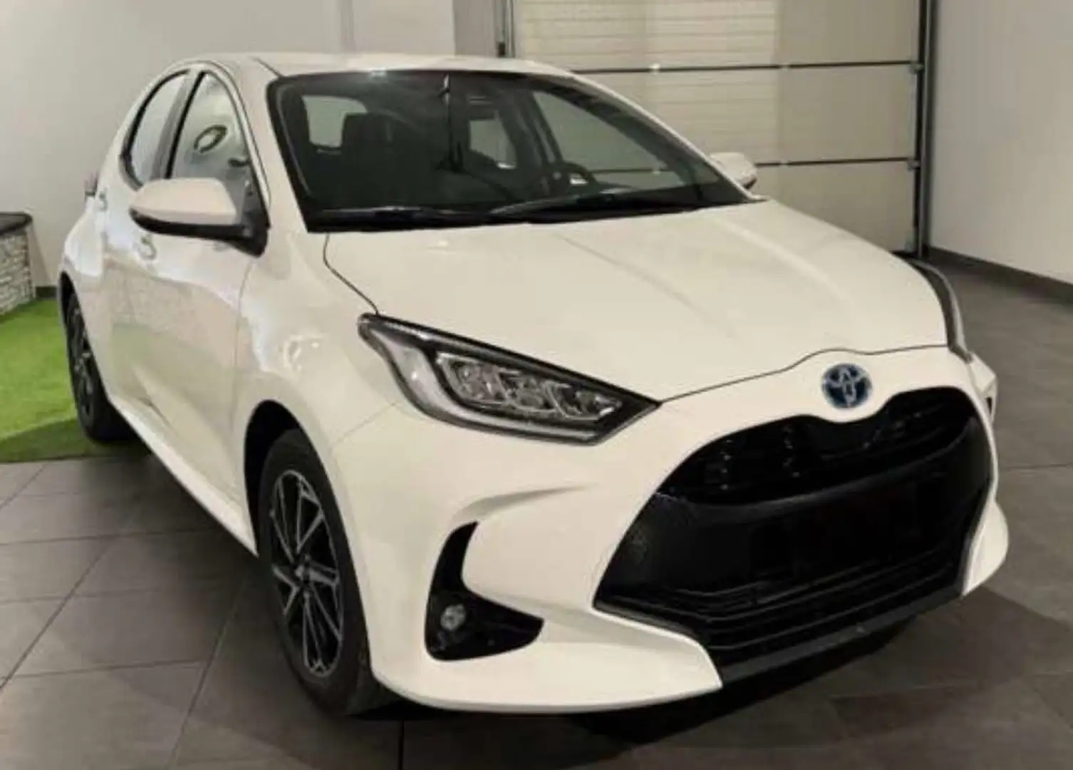 Toyota Yaris Yaris 1.5h Active AUTO A NOLEGGIO Weiß - 1