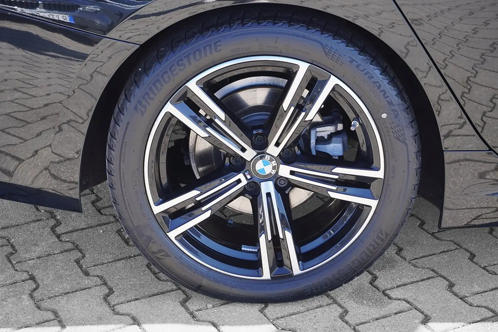 BMW 320 d Limo M Sport HeadUp Glasdach AHK Kamera eSitze A Schwarz - 2
