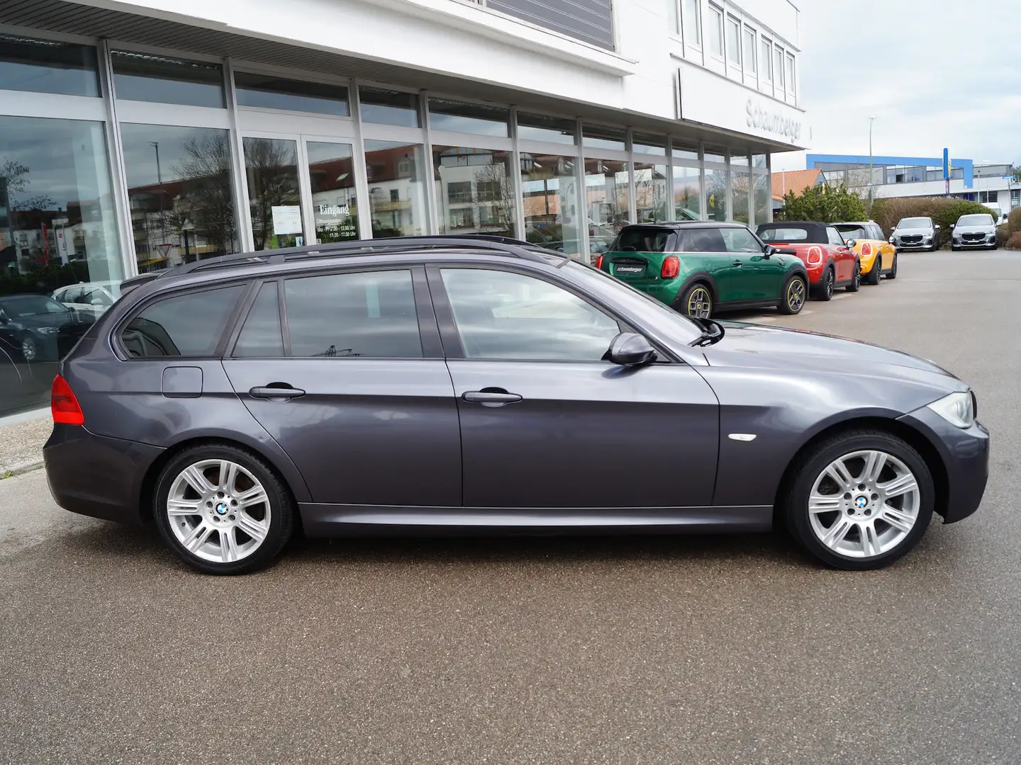 BMW 320 320i Aut. Touring * M Sport * Xenon * Panorama Grau - 2