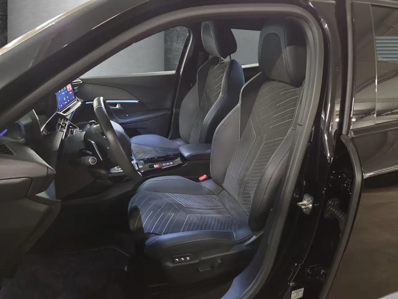 Peugeot 2008 GT 1.2 PURETECH Kamera digitales Cockpit LED Navi 8