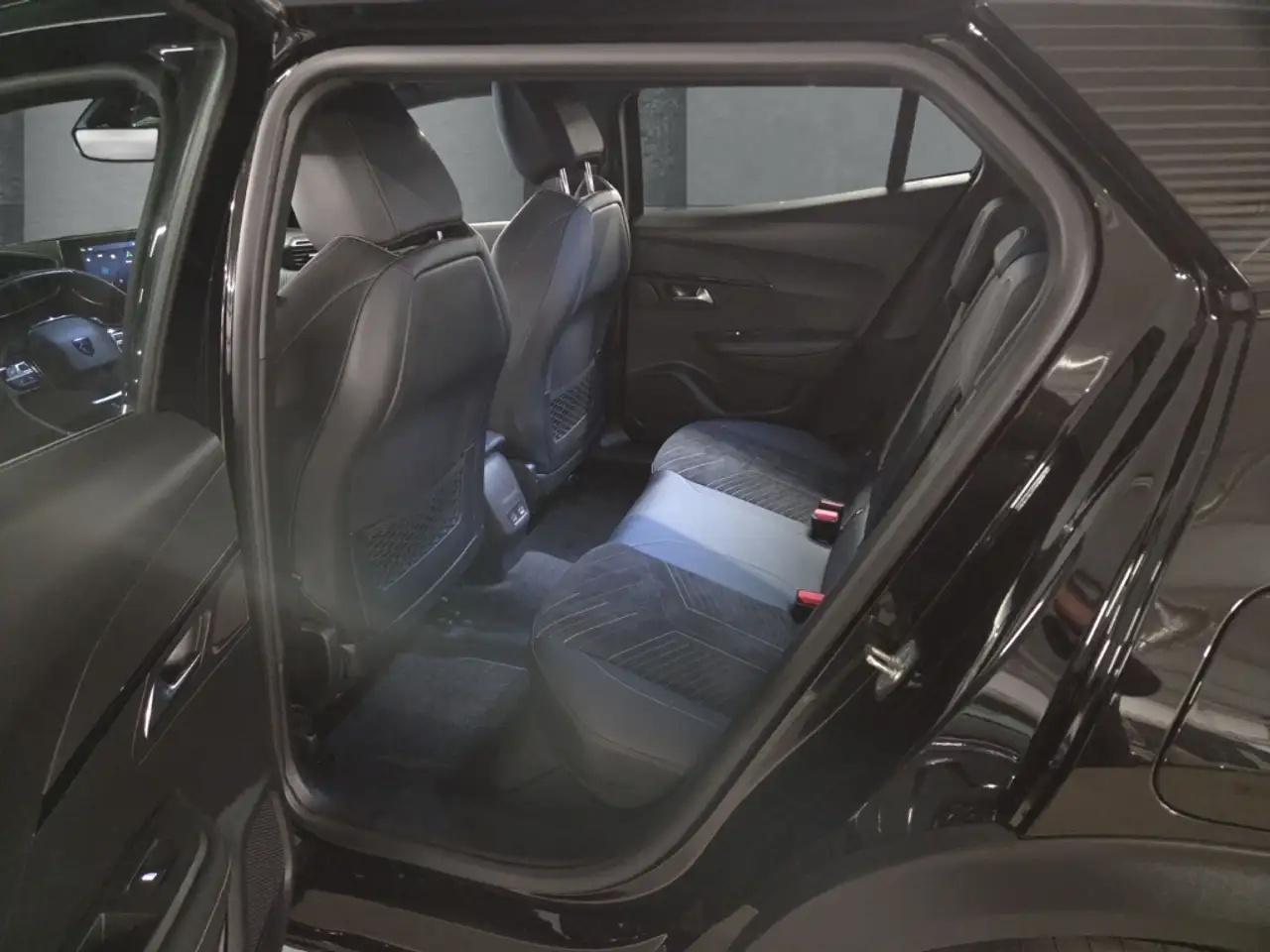 Peugeot 2008 GT 1.2 PURETECH Kamera digitales Cockpit LED Navi 9