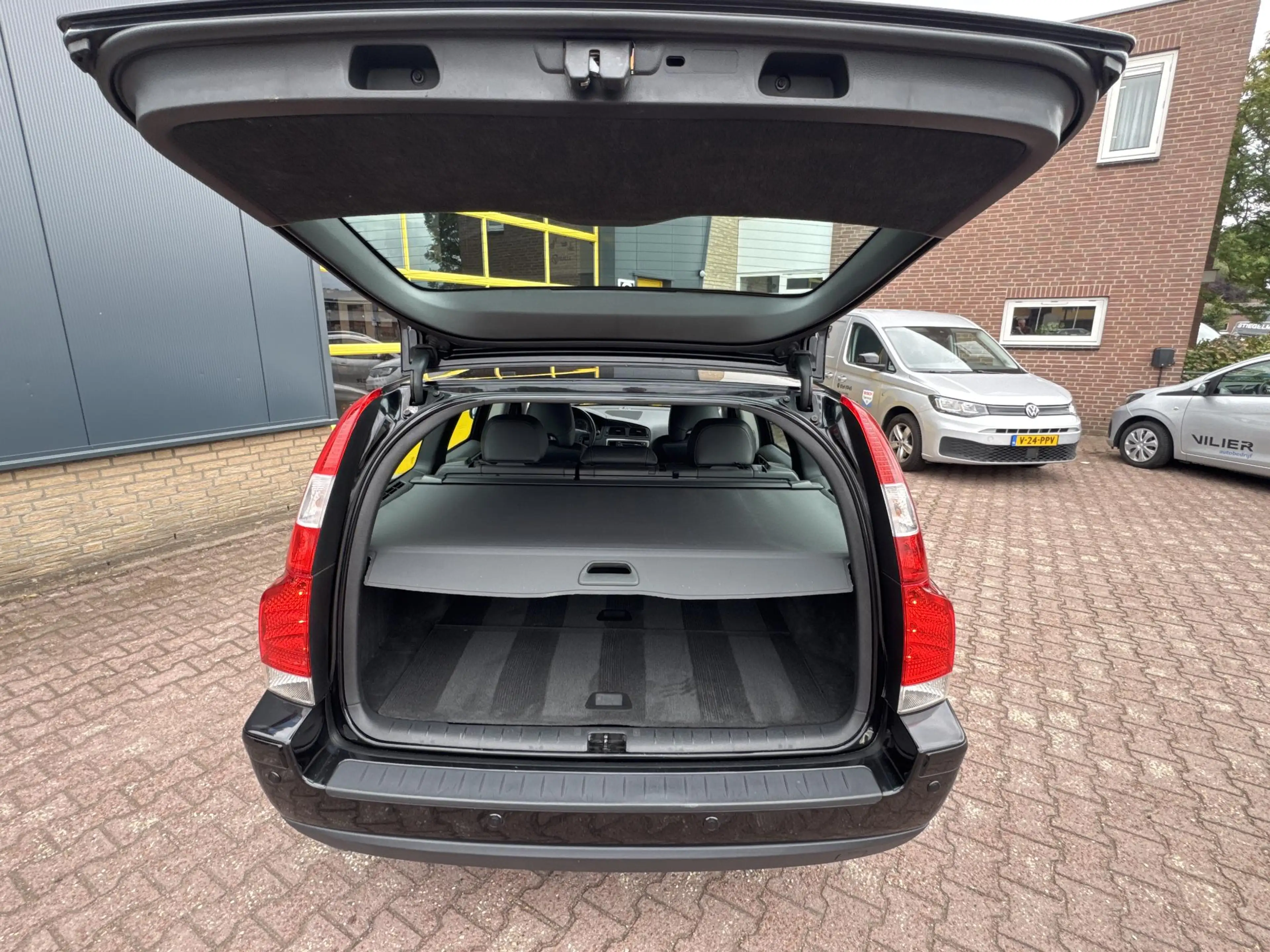 Volvo V70 2.4 Edition II Sport — photo 7