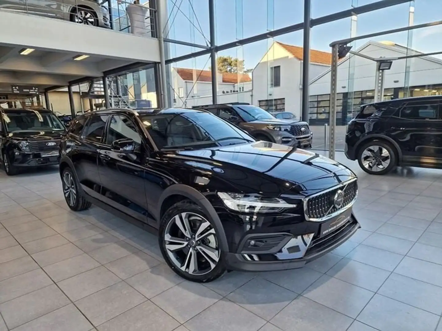 Volvo V60 Cross Country B5 MILD HYBRID AWD AUTOMAAT OPEN DAK FULL OPTION Siyah - 1