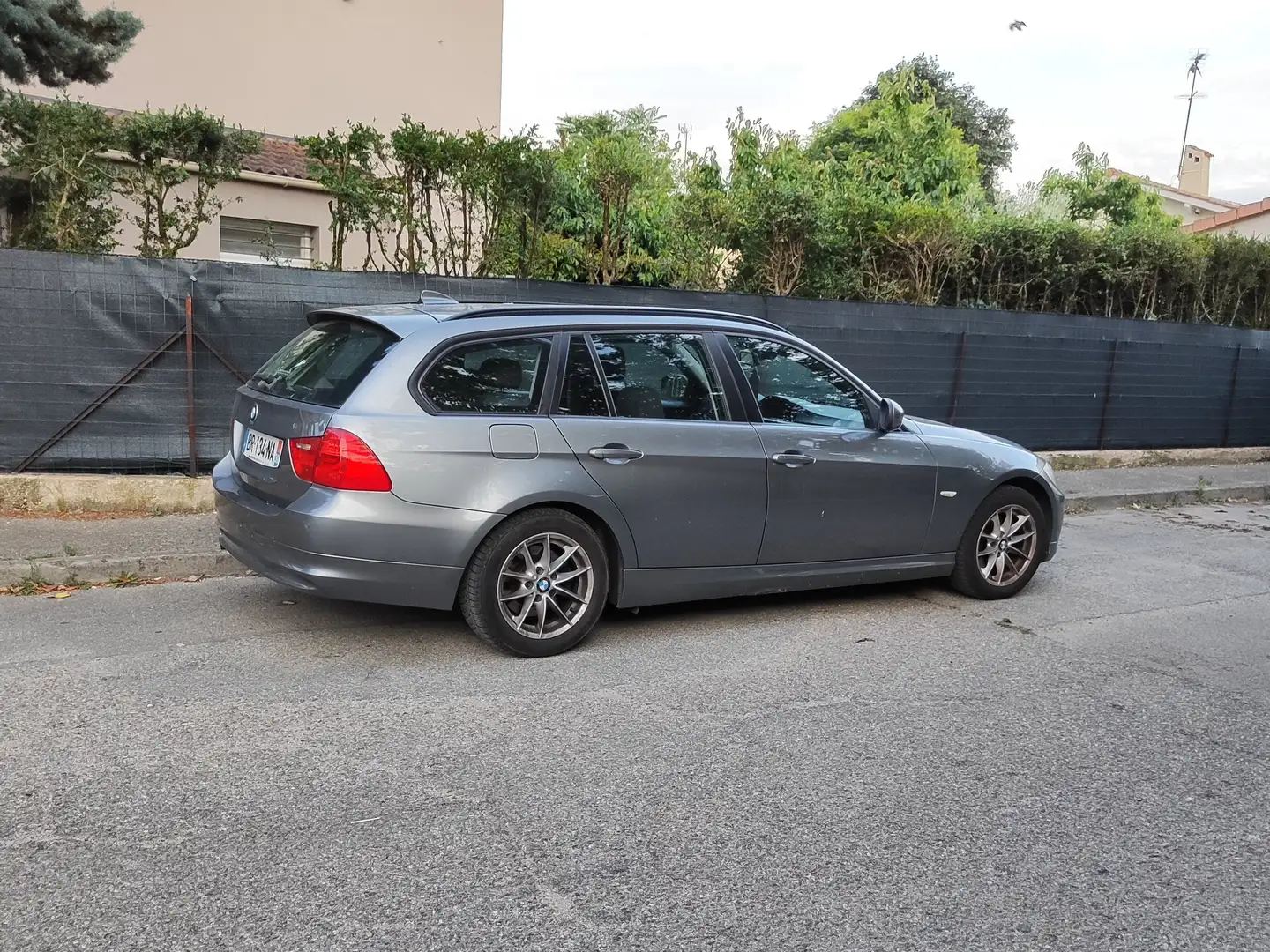 BMW 318 Touring 318d 143 ch Edition Confort Gris - 1