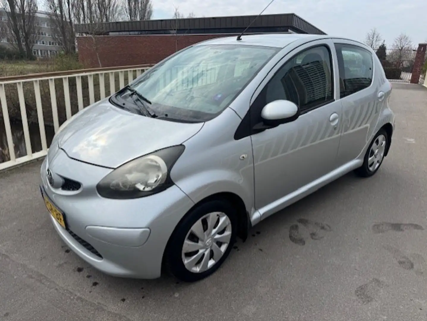 Toyota Aygo 1.0-12V + Grijs - 1