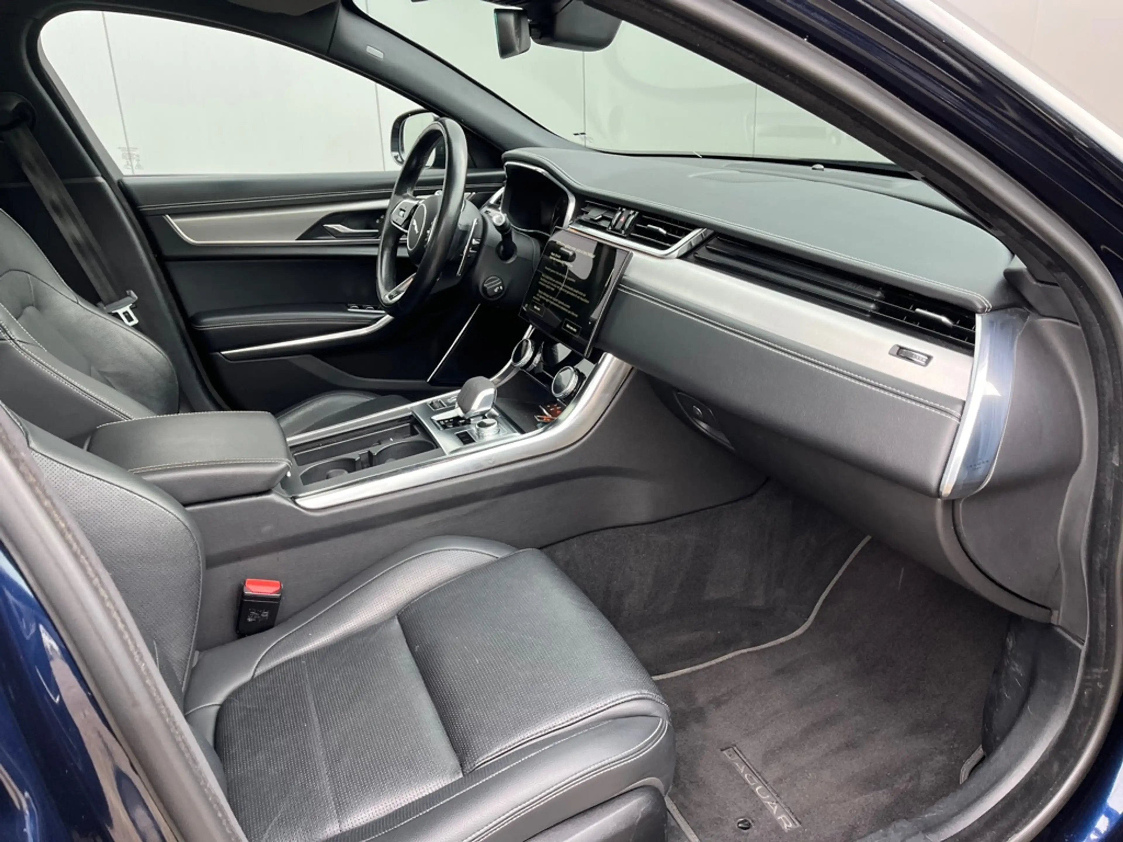 Jaguar XF 2.0 D200 HSE R-Dynamic — photo 9