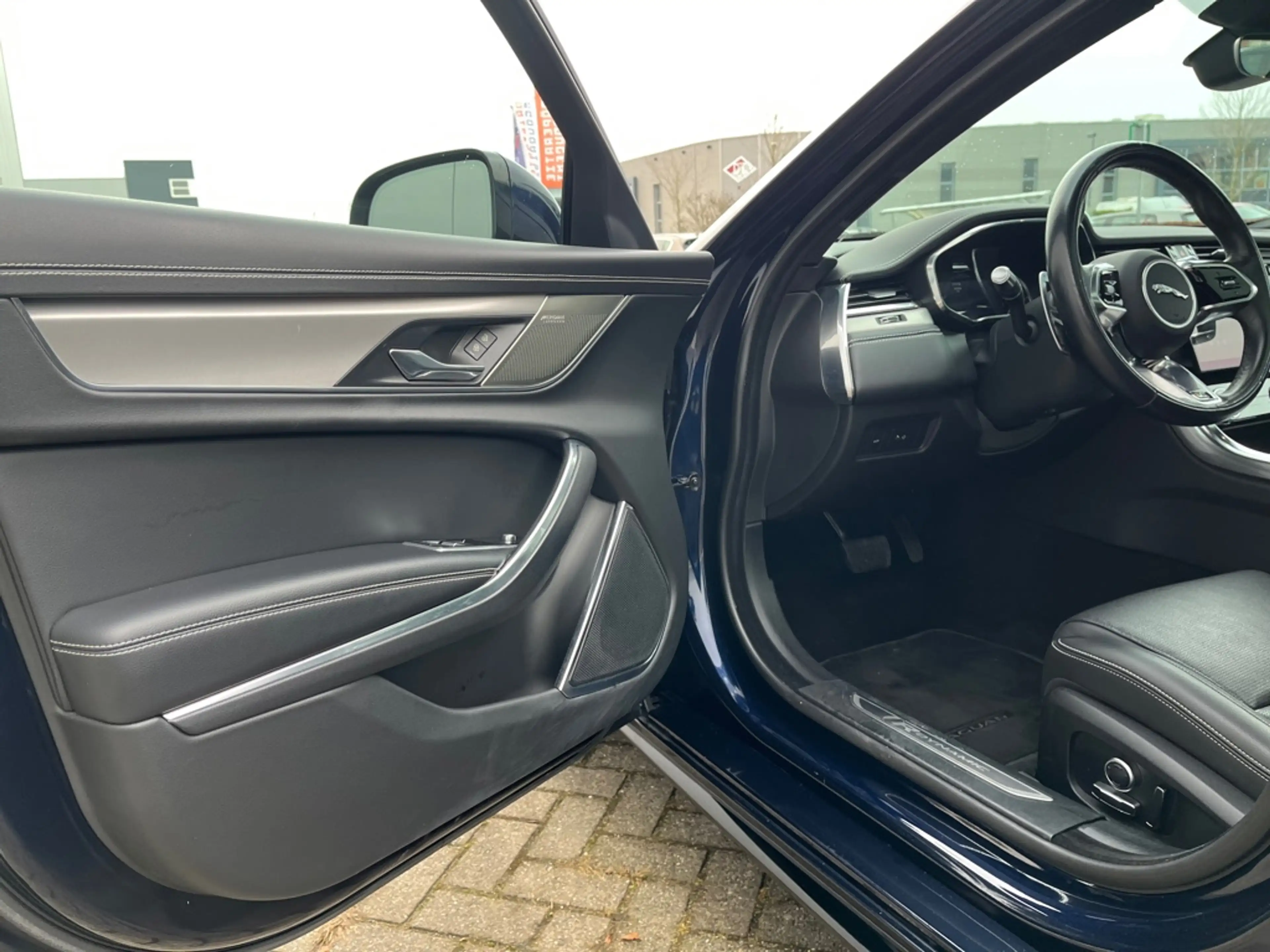 Jaguar XF 2.0 D200 HSE R-Dynamic — photo 12