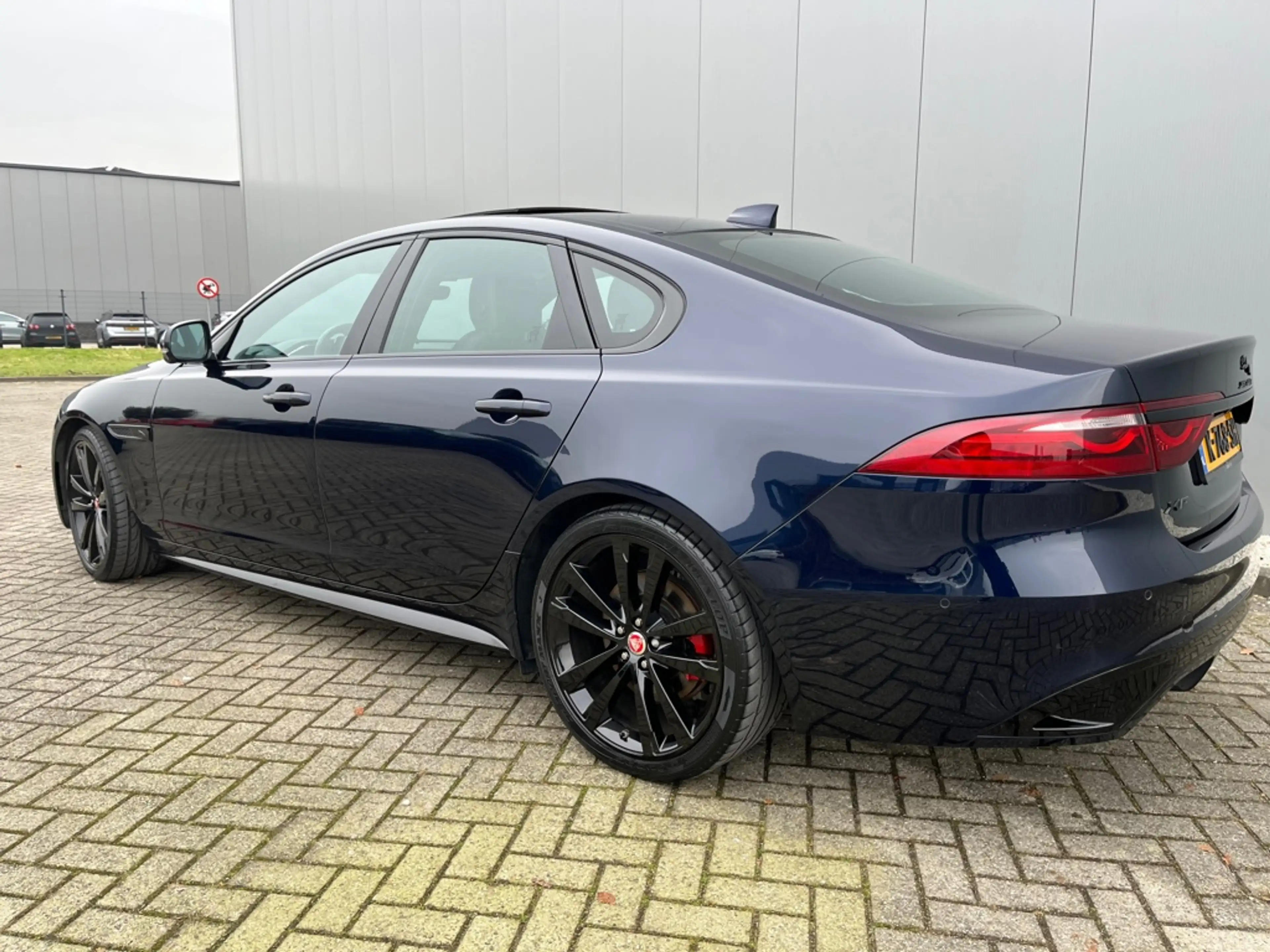 Jaguar XF 2.0 D200 HSE R-Dynamic — photo 2