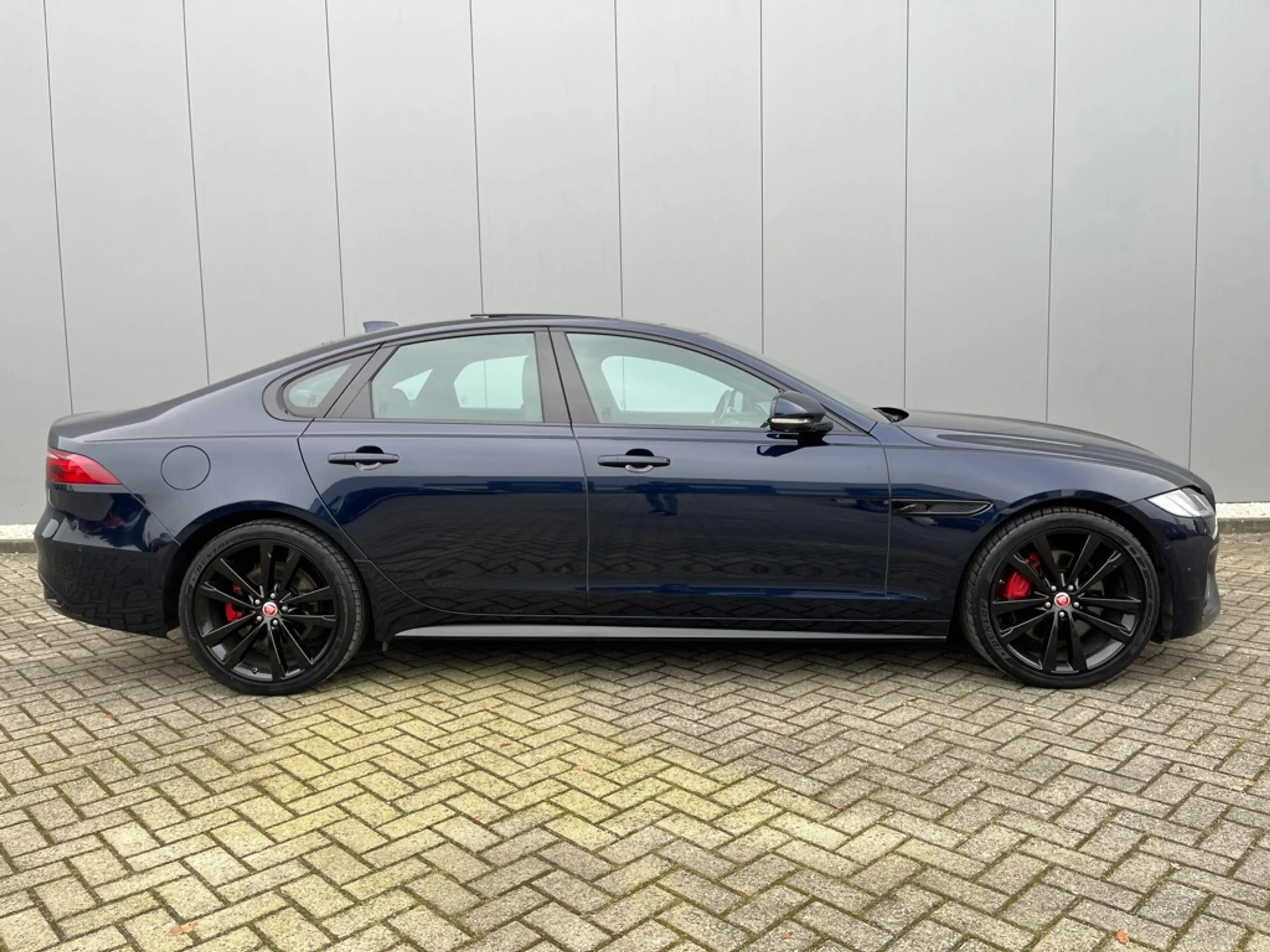Jaguar XF 2.0 D200 HSE R-Dynamic — photo 6