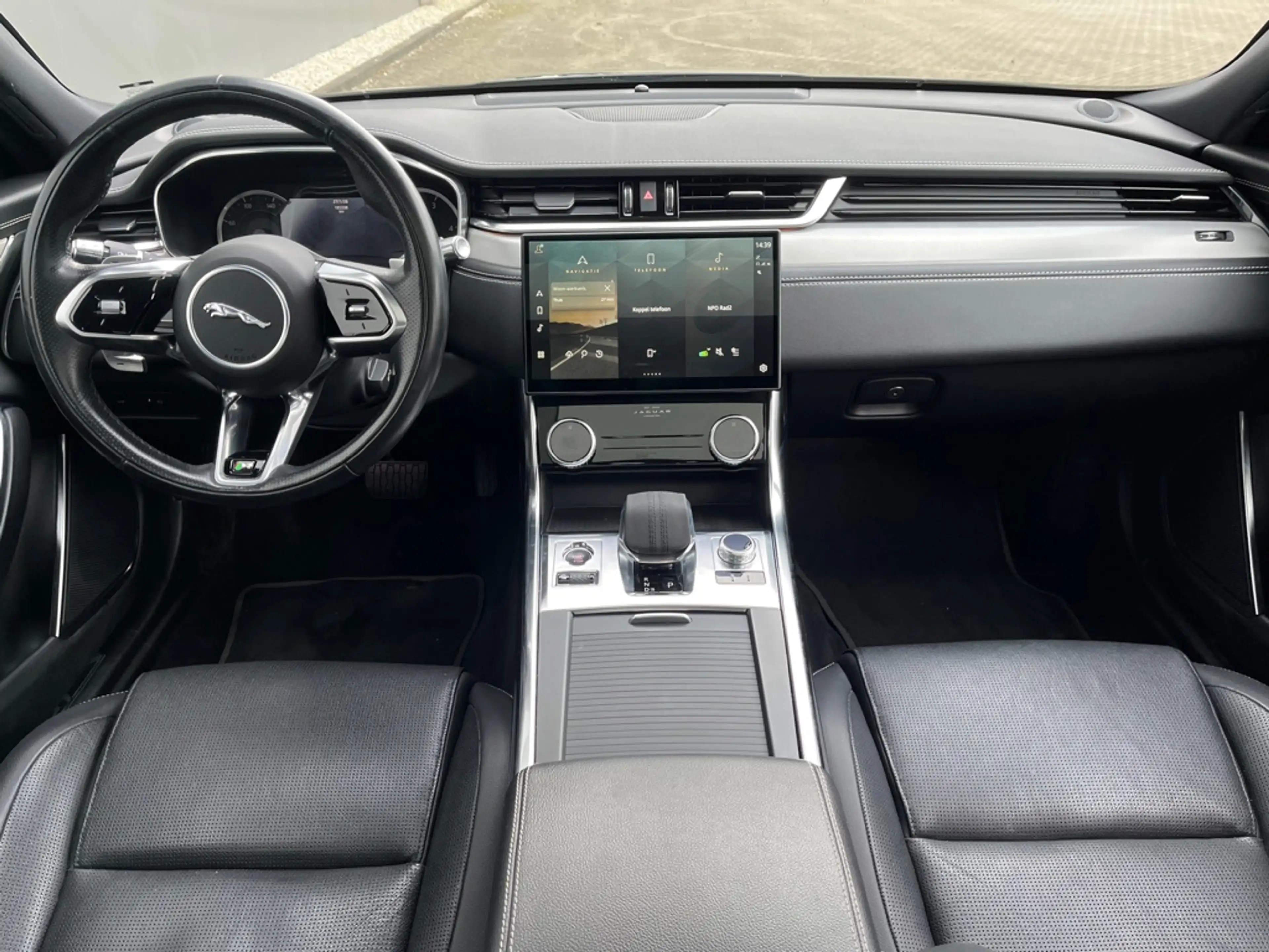 Jaguar XF 2.0 D200 HSE R-Dynamic — photo 10