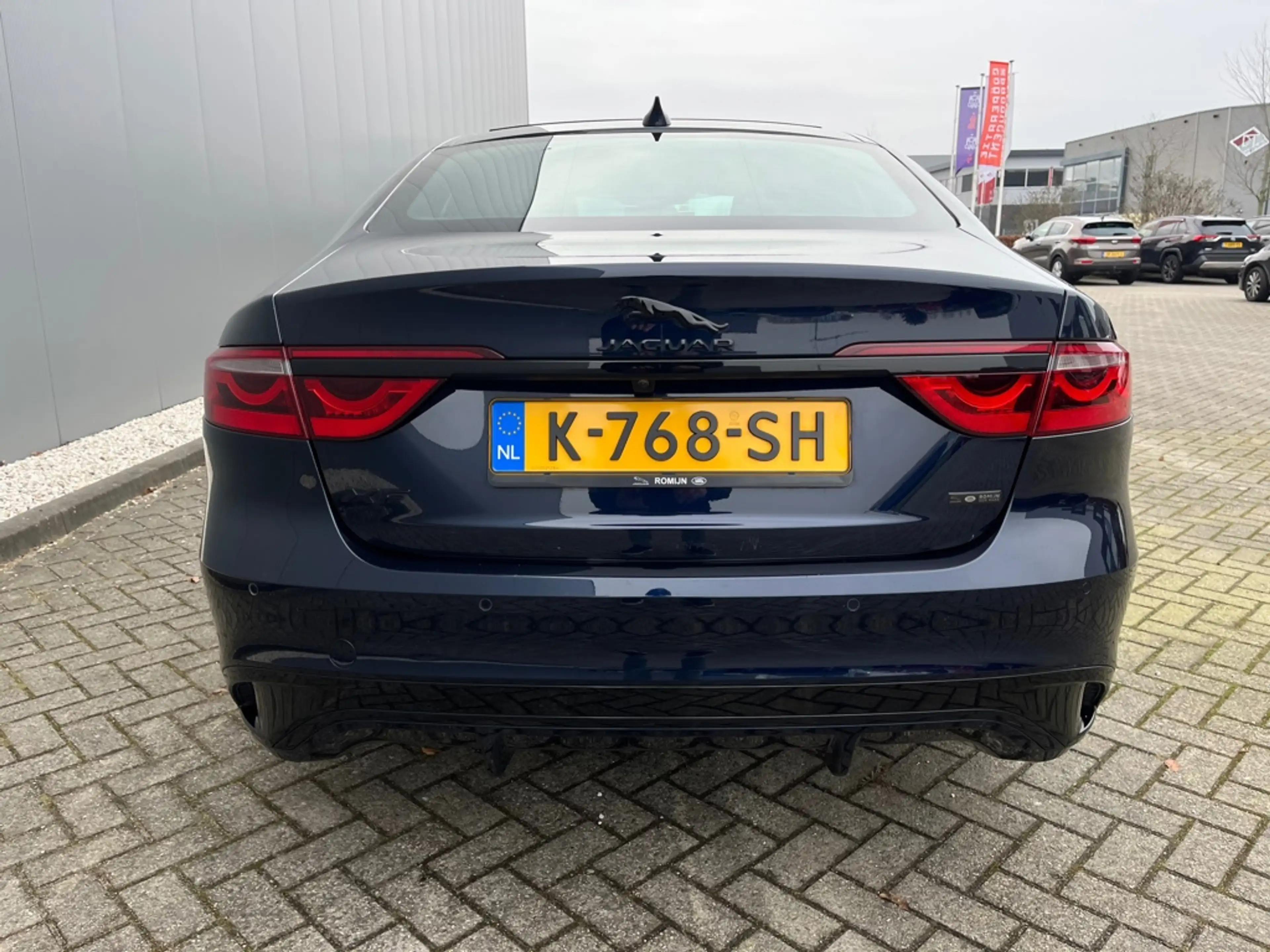 Jaguar XF 2.0 D200 HSE R-Dynamic — photo 4