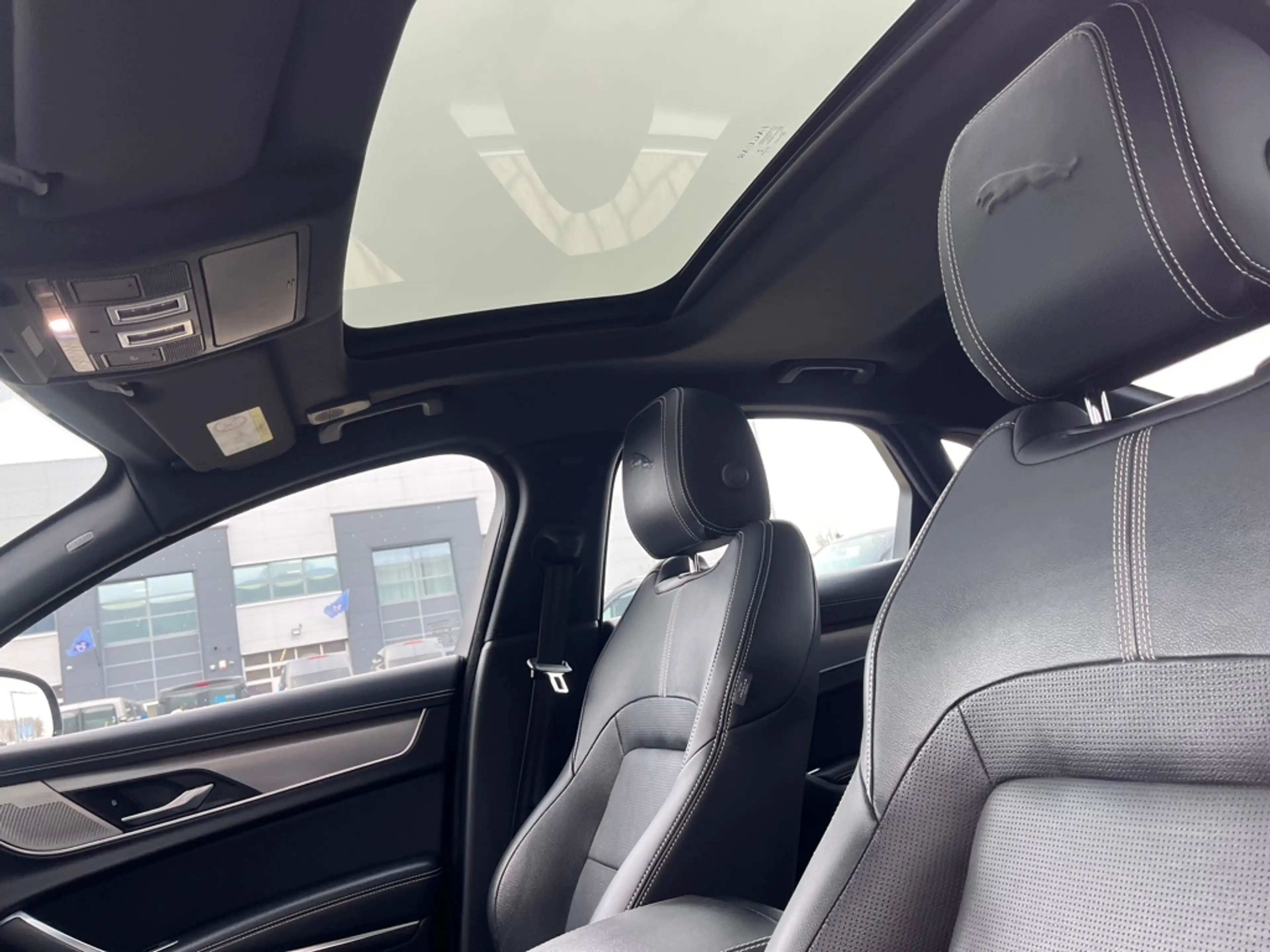 Jaguar XF 2.0 D200 HSE R-Dynamic — photo 11