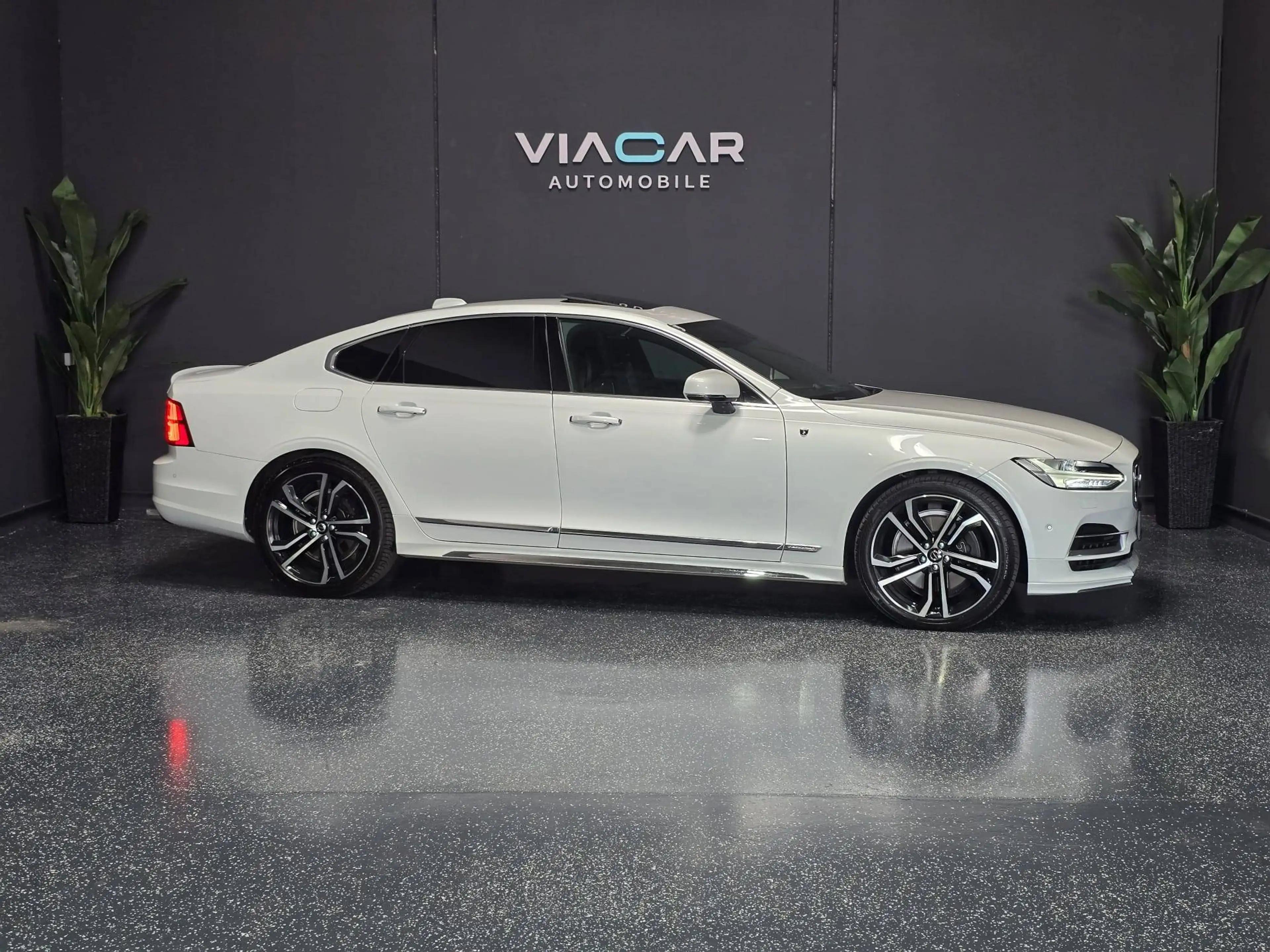 Volvo S90 Inscription Plug-In Hybrid AWD — photo 14